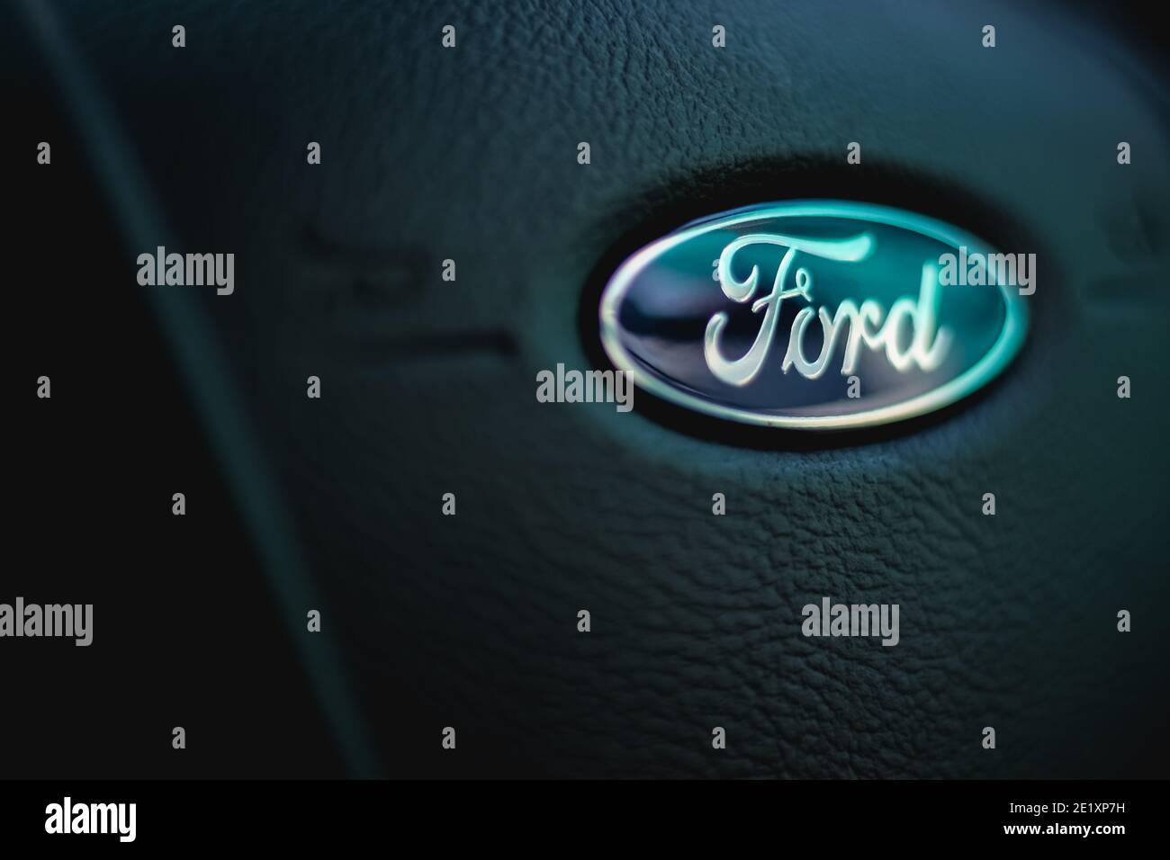 Coimbatore, Tamilnadu, Indien - 26. Dezember 2020: Ford Logo Zeichen Makro Nahaufnahme Stockbild. Ford-Logo. Es wurde von Henry Ford gegründet. Der Ford Mo Stockfoto