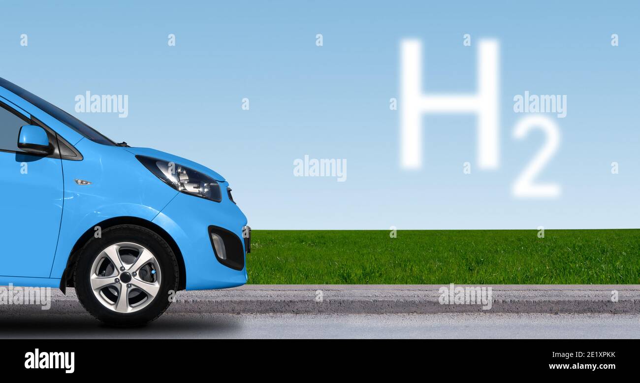 Blaues Auto mit Wasserstoff-Symbol. Stockfoto