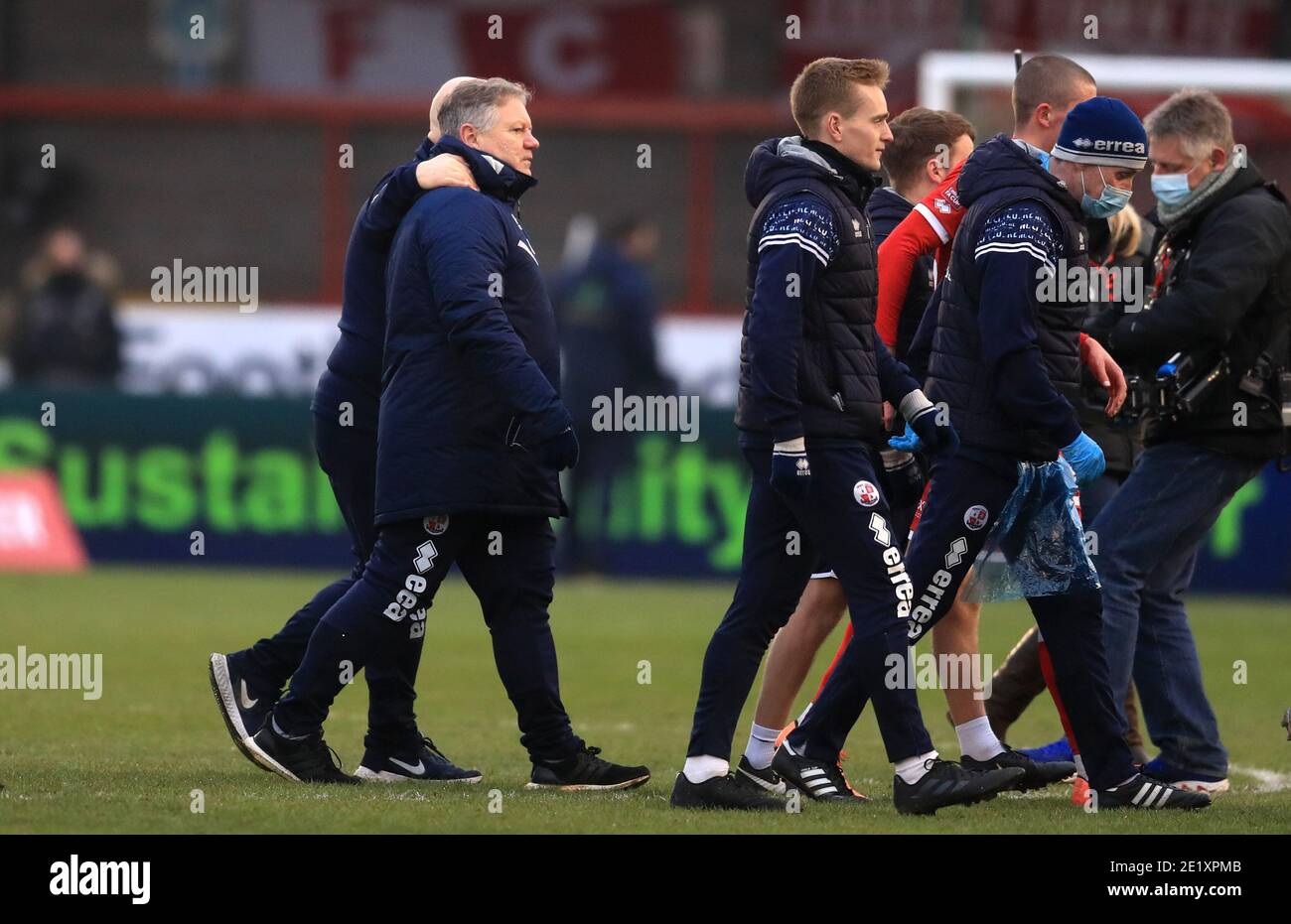 Crawley Town Manager John Yems (links) nach dem dritten Lauf des Emirates FA Cup im People's Pension Stadium in Crawley. Stockfoto