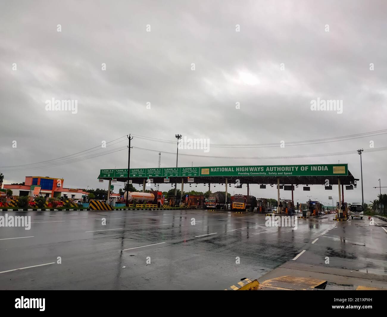 Perambalur , Tamil Nadu, Indien - 4. Dezember 2020: Geschäftiges Fastag Highway toll Gate Checkpoint am Monsoon Regentag. Lkw Und Auto Über Den Highway Freeway Stockfoto