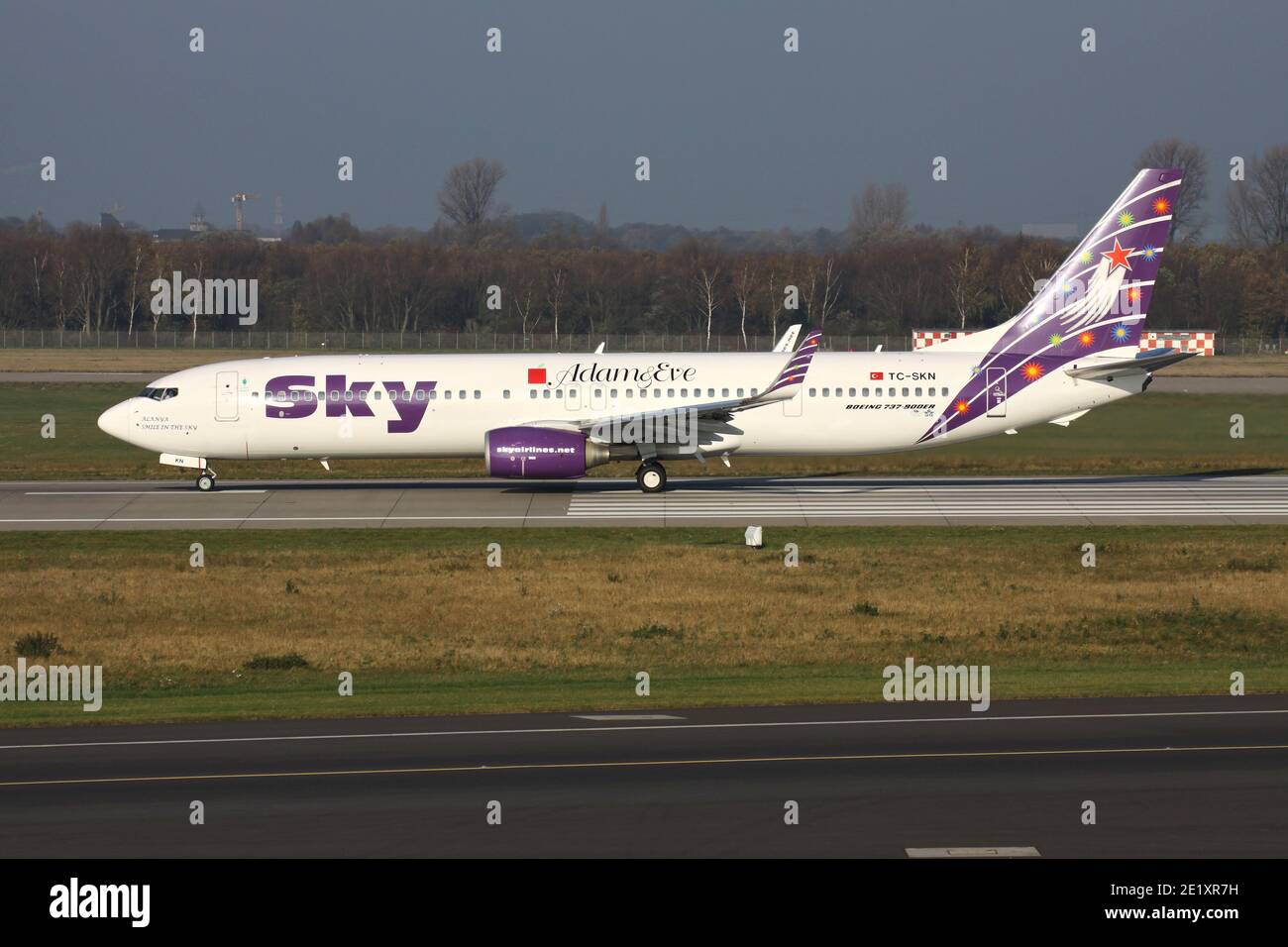 Turkish Sky Airlines Boeing 737-900 mit Registrierung TC-SKN auf Startbahn 23L des Düsseldorfer Flughafens. Stockfoto