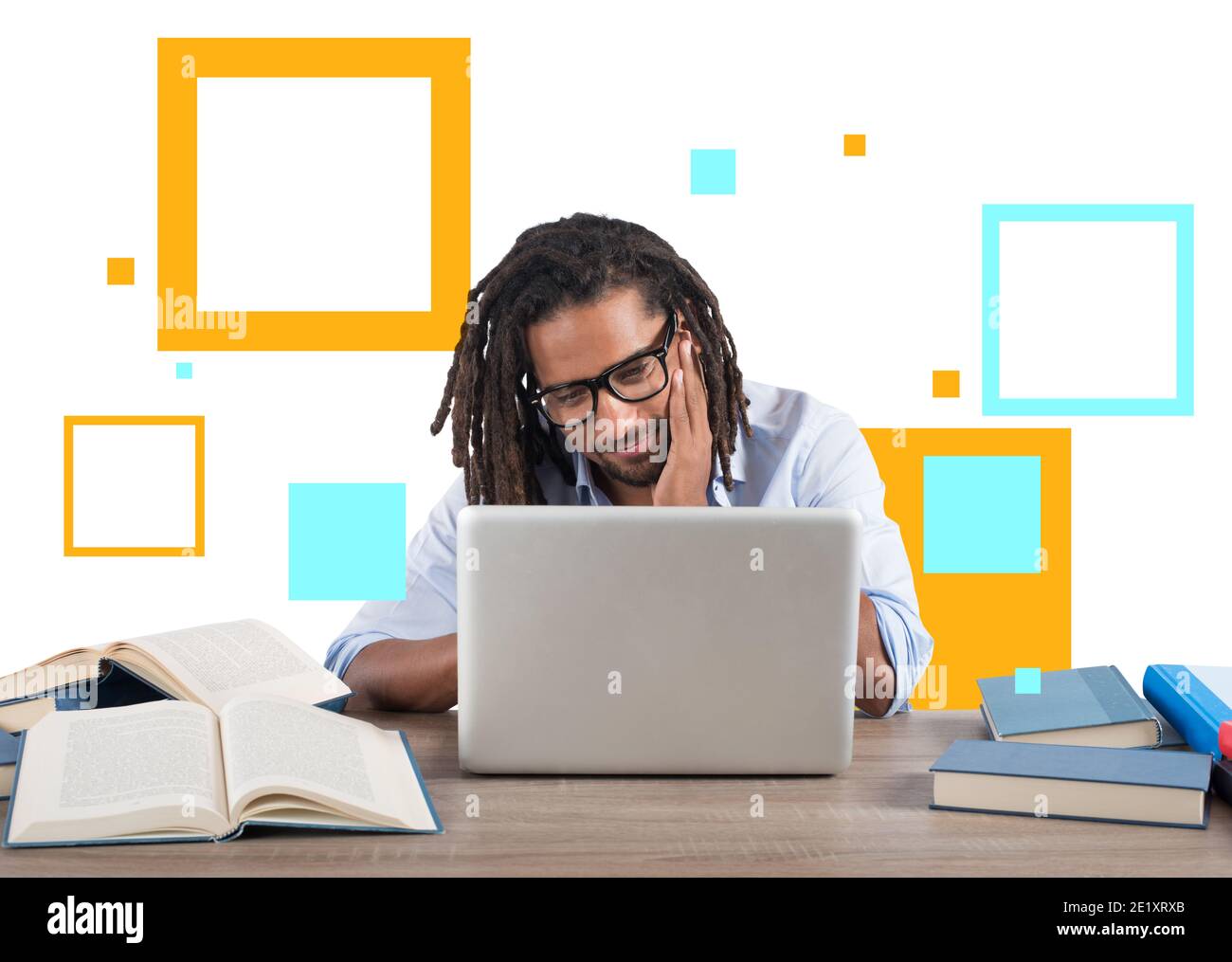 Student studiert mit seinem Laptop mit einem Schreibtisch voller Bücher. Konzept auf Online-Prüfung Stockfoto