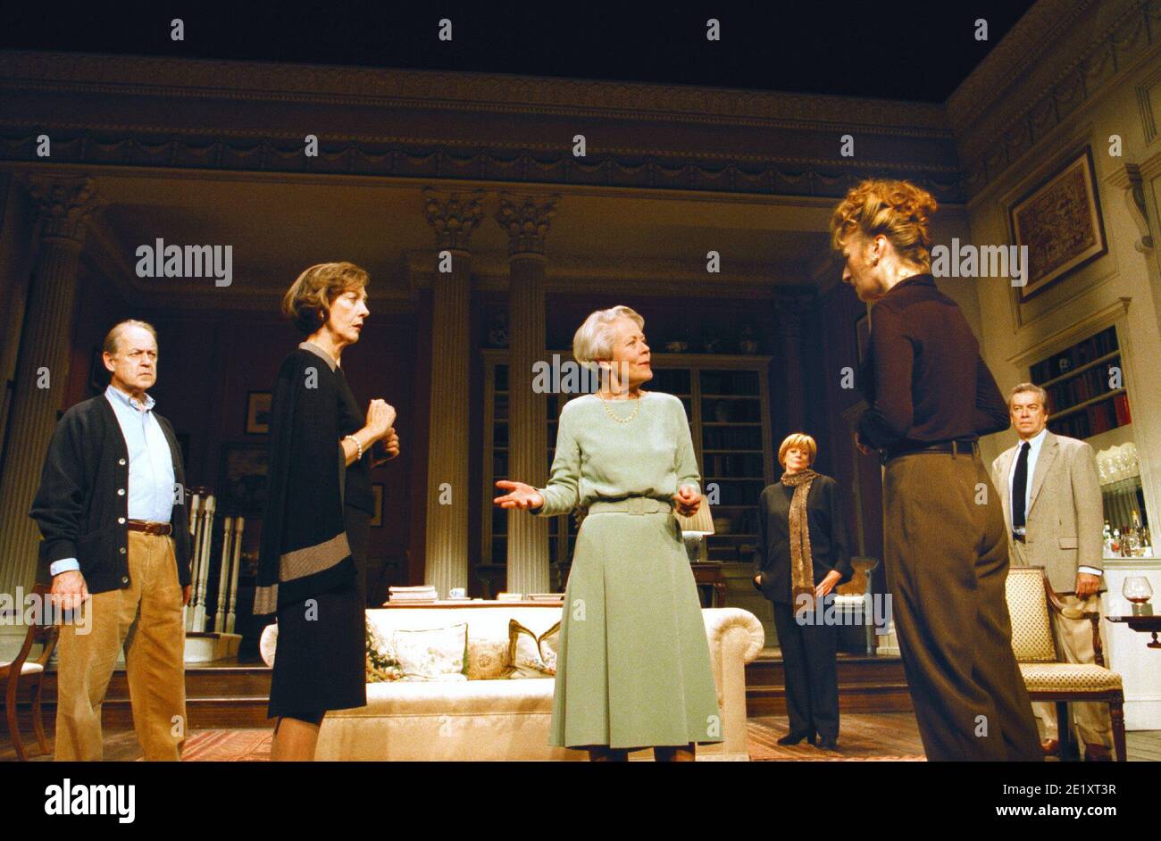 l-r: John Standing (Tobias), Eileen Atkins (Agnes), Annette Crosbie (Edna), Maggie Smith (Claire), Sian Thomas (Julia), James Laurenson (Harry) in EINER ZARTEN BALANCE von Edward Albee Theatre Royal, Haymarket London SW1 10/1997 Design: Carl Toms Beleuchtung: Howard Harrison Regie: Anthony Page Stockfoto