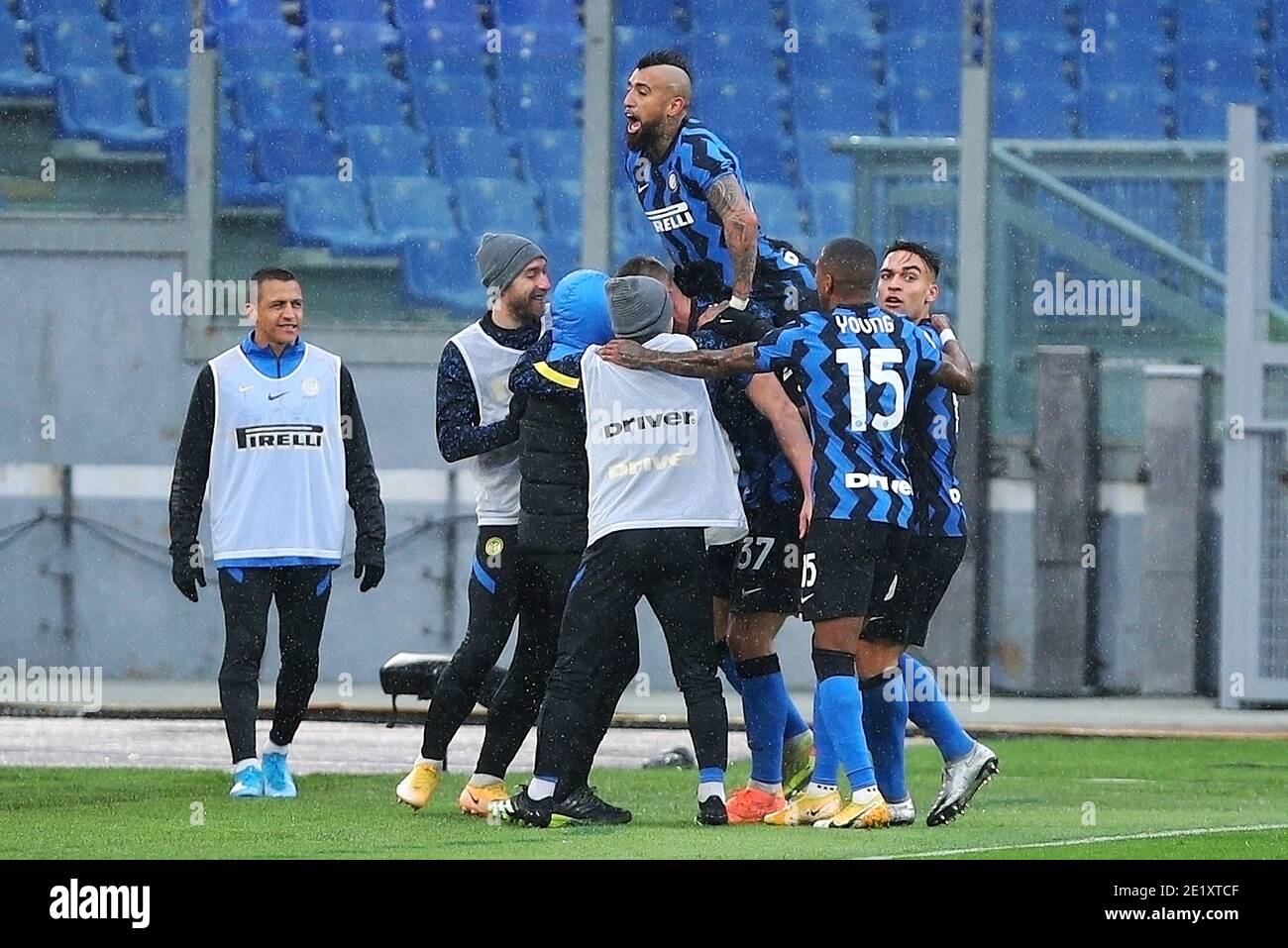 Arturo Vidal von Internazionale (UP) feiert Milan Skriniar &#039;s Tor mit seinen Teamkollegen während der italienischen Meisterschaft Serie A Fußballspiel zwischen AS Roma und FC Internazionale am 10. Januar 2021 im Stadio Olimpico in Rom, Italien - Foto Federico Proietti / DPPI / LM Stockfoto