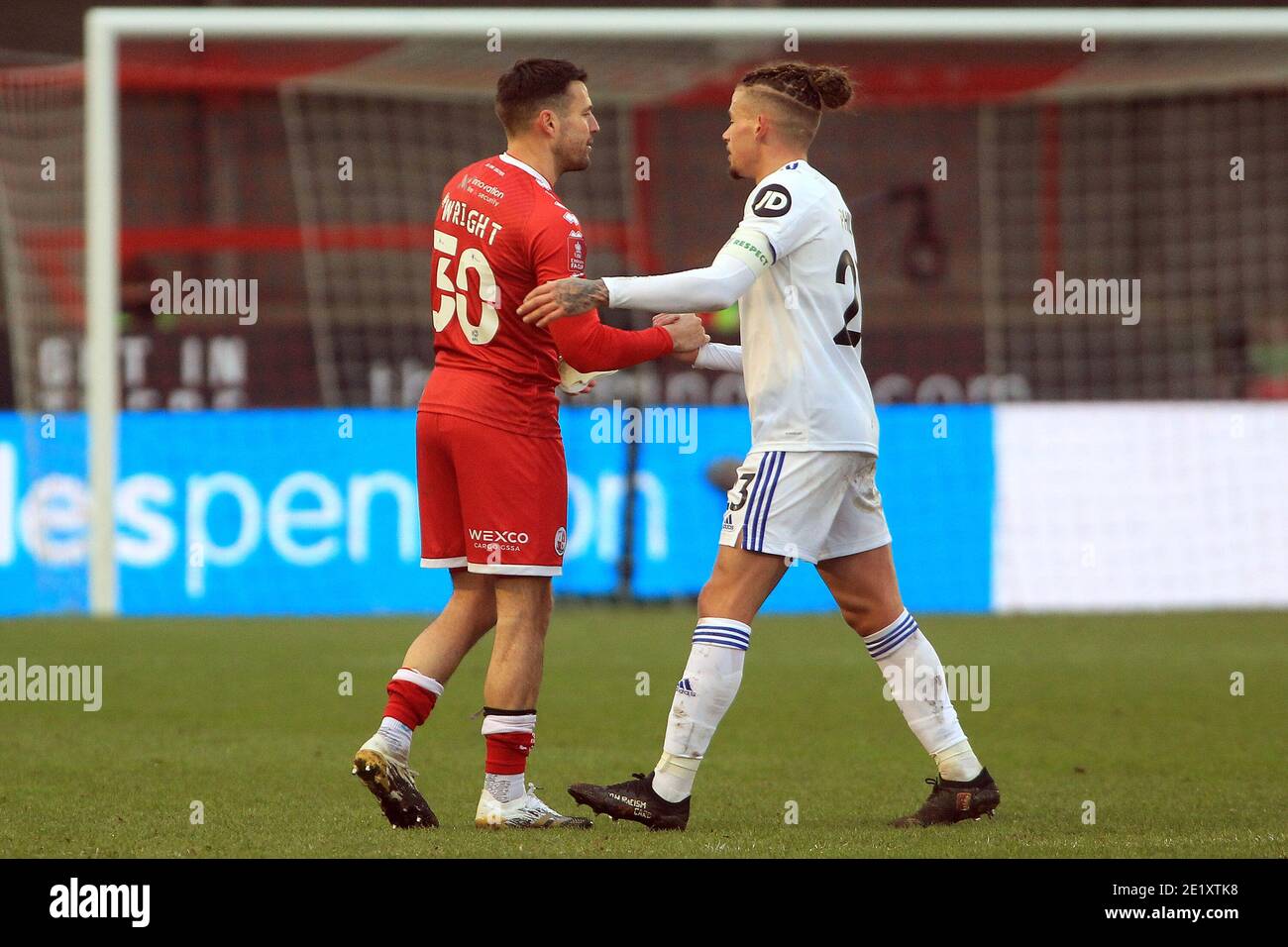 Crawley, Großbritannien. Januar 2021. Mark Wright von Crawley Town (L) wird nach dem Spiel von Kalvin Phillips von Leeds United (R) gratuliert. Der Emirates FA Cup, 3. Runde Spiel, Crawley Town gegen Leeds Utd im People's Pension Stadium, in Crawley, West Sussex am Sonntag, 10. Januar 2021. Dieses Bild darf nur für redaktionelle Zwecke verwendet werden. Nur redaktionelle Verwendung, Lizenz für kommerzielle Nutzung erforderlich. Keine Verwendung in Wetten, Spiele oder ein einzelner Club / Liga / Spieler Publikationen. PIC von Steffan Bowen / Andrew Orchard Sport Fotografie / Alamy Live News Kredit: Andrew Orchard Sport Fotografie / Alamy Live News Stockfoto