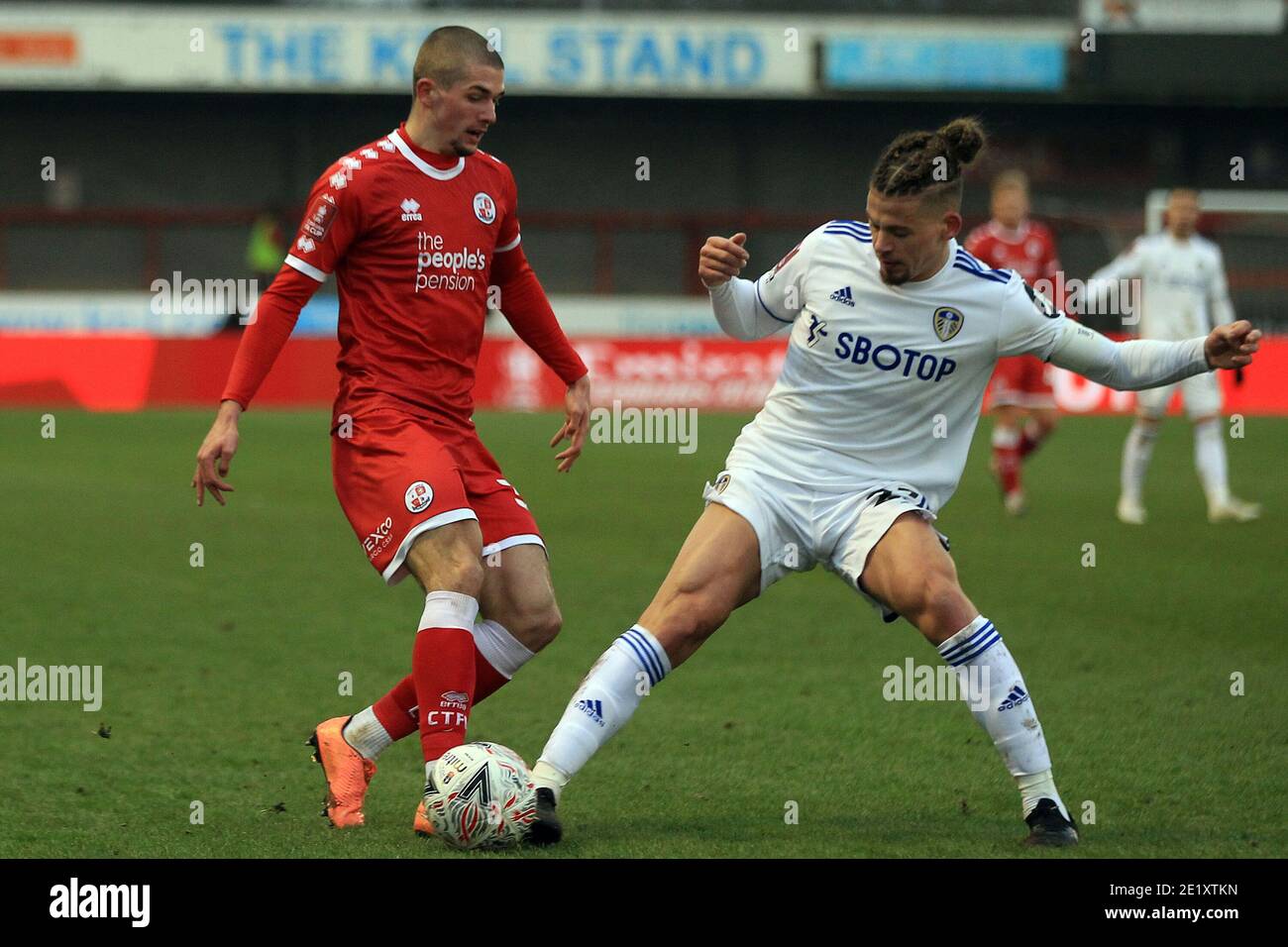 Crawley, Großbritannien. Januar 2021. Max Watters von Crawley Town (L) in Aktion mit Kalvin Phillips von Leeds United (R). Der Emirates FA Cup, 3. Runde Spiel, Crawley Town gegen Leeds Utd im People's Pension Stadium, in Crawley, West Sussex am Sonntag, 10. Januar 2021. Dieses Bild darf nur für redaktionelle Zwecke verwendet werden. Nur redaktionelle Verwendung, Lizenz für kommerzielle Nutzung erforderlich. Keine Verwendung in Wetten, Spiele oder ein einzelner Club / Liga / Spieler Publikationen. PIC von Steffan Bowen / Andrew Orchard Sport Fotografie / Alamy Live News Kredit: Andrew Orchard Sport Fotografie / Alamy Live News Stockfoto