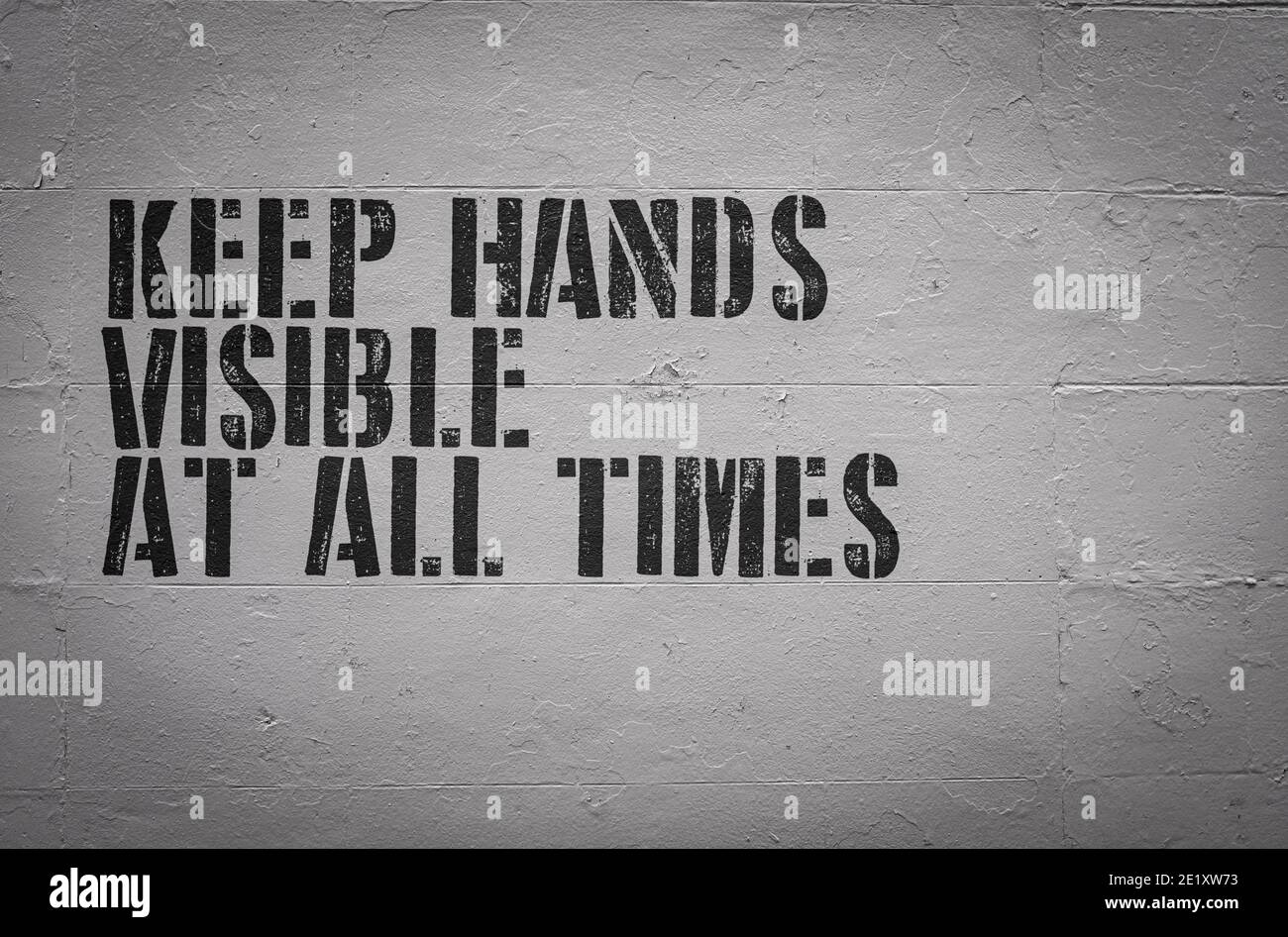 A Hände immer sichtbar halten Melden Sie sich am an Wand eines Besucherbereichs eines Gefängnisses oder Gefängnisses Stockfoto
