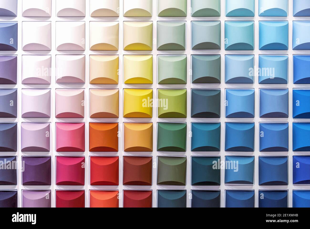 Mehrfarbige Quadrate mit 3d-Effekt auf weißem Hintergrund. Muster von Innenfarben in Form von volumetrischen Farbwürfeln. Stockfoto