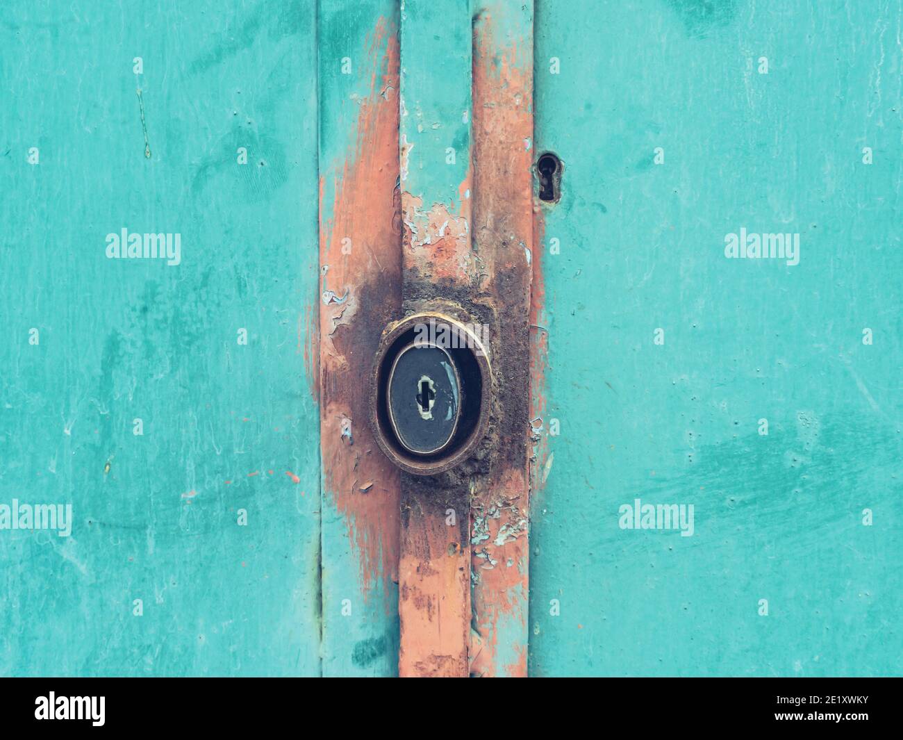 Rostiges Gehäuse des gepanzerten Türvorhängeschlosses. Zusätzliche sichere Komponente der Lagertür für Metallbleche. Stockfoto