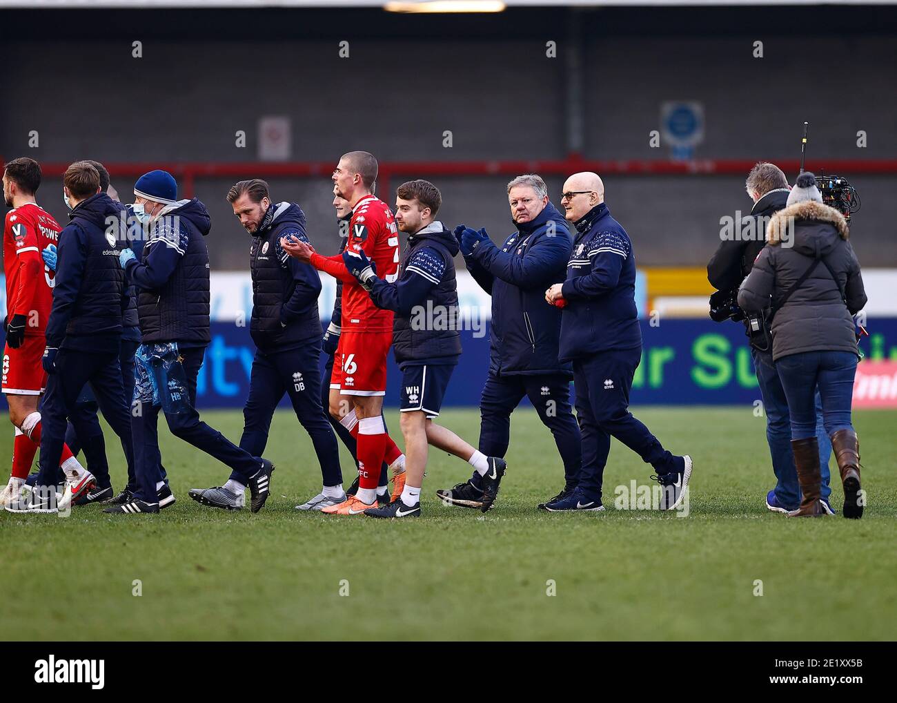 Broadfield Stadium, Crawley, Sussex, Großbritannien. Januar 2021. English FA Cup Football, Crawley Town versus Leeds United; Max Watters of Crawley feiert in Vollzeit mit Crawley-Manager John Yems Kredit: Action Plus Sports/Alamy Live News Stockfoto