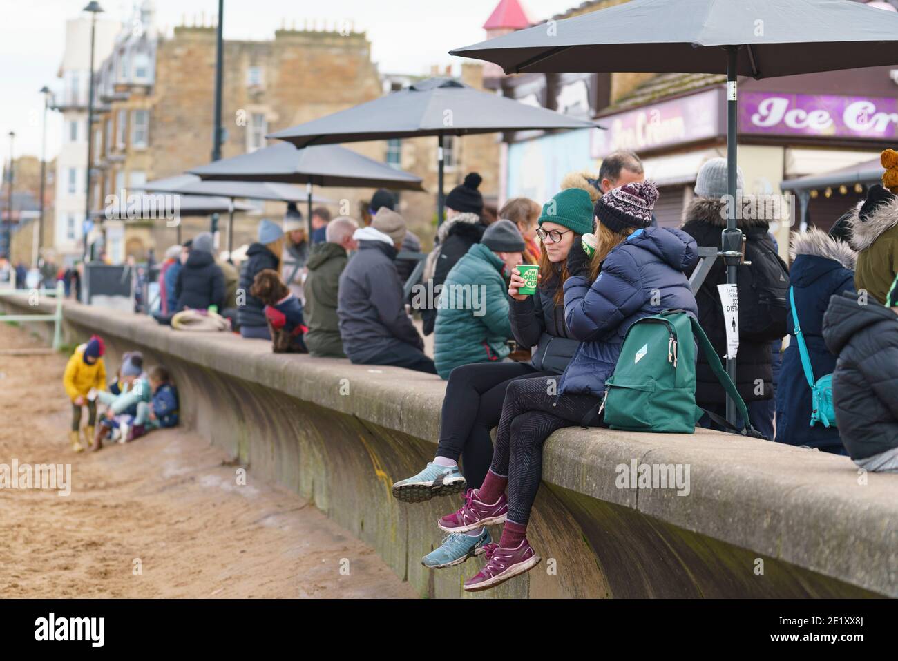 Portobello, Schottland, Großbritannien. 10. Januar 2021. Trotz einer derzeit in Schottland erzwungenen nationalen Sperre waren Portobello Promenade und Strand mit einer großen Anzahl von Menschen beschäftigt, die dort am Sonntagnachmittag waren. Mehrere Polizeipatrouillen waren offensichtlich, dass sie meist unauffällig blieben, aber die Beamten sprachen mit den Kaffeehäffern, um sie zu drängen, die soziale Distanz zwischen den Kunden korrekt zu halten. Iain Masterton/Alamy Live News Stockfoto