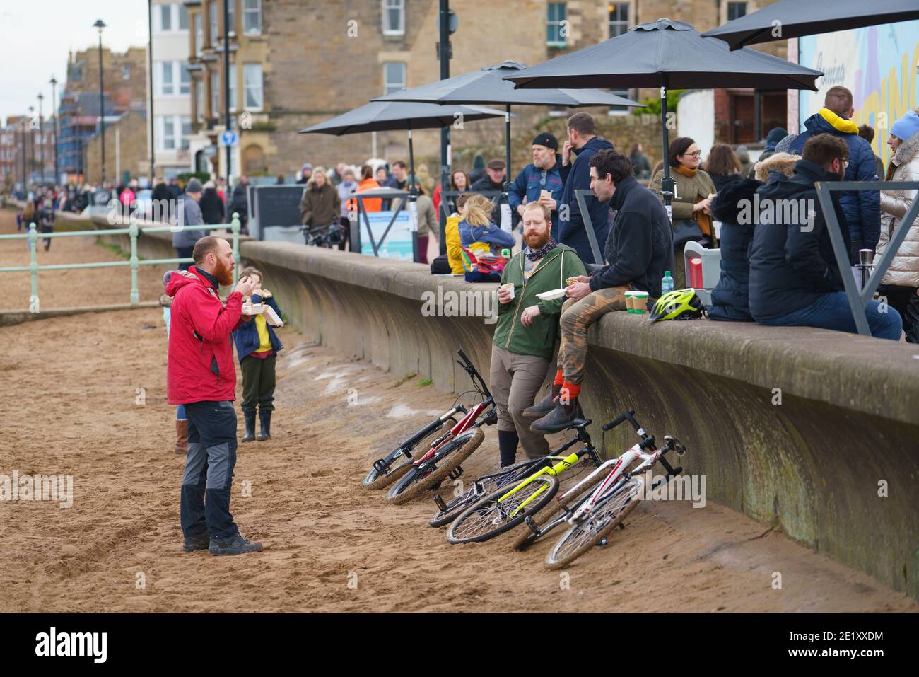 Portobello, Schottland, Großbritannien. 10. Januar 2021. Trotz einer derzeit in Schottland erzwungenen nationalen Sperre waren Portobello Promenade und Strand mit einer großen Anzahl von Menschen beschäftigt, die dort am Sonntagnachmittag waren. Mehrere Polizeipatrouillen waren offensichtlich, dass sie meist unauffällig blieben, aber die Beamten sprachen mit den Kaffeehäffern, um sie zu drängen, die soziale Distanz zwischen den Kunden korrekt zu halten. Iain Masterton/Alamy Live News Stockfoto