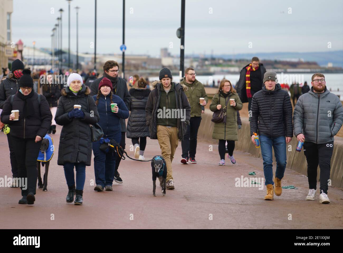 Portobello, Schottland, Großbritannien. 10. Januar 2021. Trotz einer derzeit in Schottland erzwungenen nationalen Sperre waren Portobello Promenade und Strand mit einer großen Anzahl von Menschen beschäftigt, die dort am Sonntagnachmittag waren. Mehrere Polizeipatrouillen waren offensichtlich, dass sie meist unauffällig blieben, aber die Beamten sprachen mit den Kaffeehäffern, um sie zu drängen, die soziale Distanz zwischen den Kunden korrekt zu halten. Iain Masterton/Alamy Live News Stockfoto