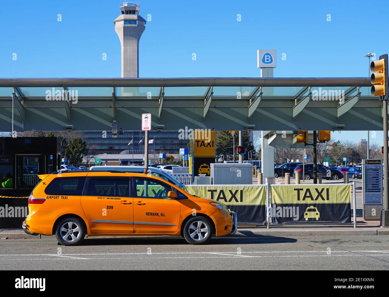 NEWARK, NJ \u2013 7. JAN. 2021 \u2013 Blick auf ein gelbes Taxi des NYC-Minivans ...
