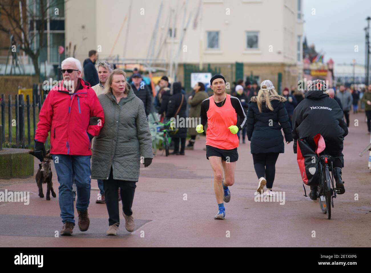 Portobello, Schottland, Großbritannien. 10. Januar 2021. Trotz einer derzeit in Schottland erzwungenen nationalen Sperre waren Portobello Promenade und Strand mit einer großen Anzahl von Menschen beschäftigt, die dort am Sonntagnachmittag waren. Mehrere Polizeipatrouillen waren offensichtlich, dass sie meist unauffällig blieben, aber die Beamten sprachen mit den Kaffeehäffern, um sie zu drängen, die soziale Distanz zwischen den Kunden korrekt zu halten. Iain Masterton/Alamy Live News Stockfoto