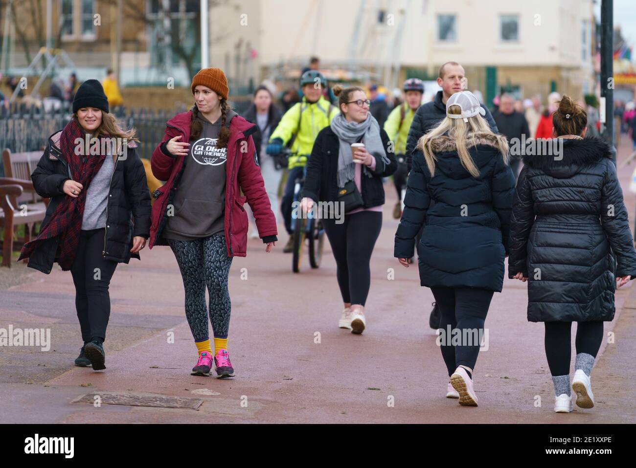 Portobello, Schottland, Großbritannien. 10. Januar 2021. Trotz einer derzeit in Schottland erzwungenen nationalen Sperre waren Portobello Promenade und Strand mit einer großen Anzahl von Menschen beschäftigt, die dort am Sonntagnachmittag waren. Mehrere Polizeipatrouillen waren offensichtlich, dass sie meist unauffällig blieben, aber die Beamten sprachen mit den Kaffeehäffern, um sie zu drängen, die soziale Distanz zwischen den Kunden korrekt zu halten. Iain Masterton/Alamy Live News Stockfoto
