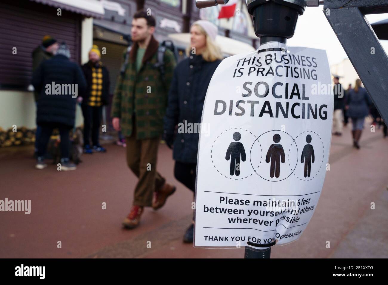 Portobello, Schottland, Großbritannien. 10. Januar 2021. Trotz einer derzeit in Schottland erzwungenen nationalen Sperre waren Portobello Promenade und Strand mit einer großen Anzahl von Menschen beschäftigt, die dort am Sonntagnachmittag waren. Mehrere Polizeipatrouillen waren offensichtlich, dass sie meist unauffällig blieben, aber die Beamten sprachen mit den Kaffeehäffern, um sie zu drängen, die soziale Distanz zwischen den Kunden korrekt zu halten. Iain Masterton/Alamy Live News Stockfoto