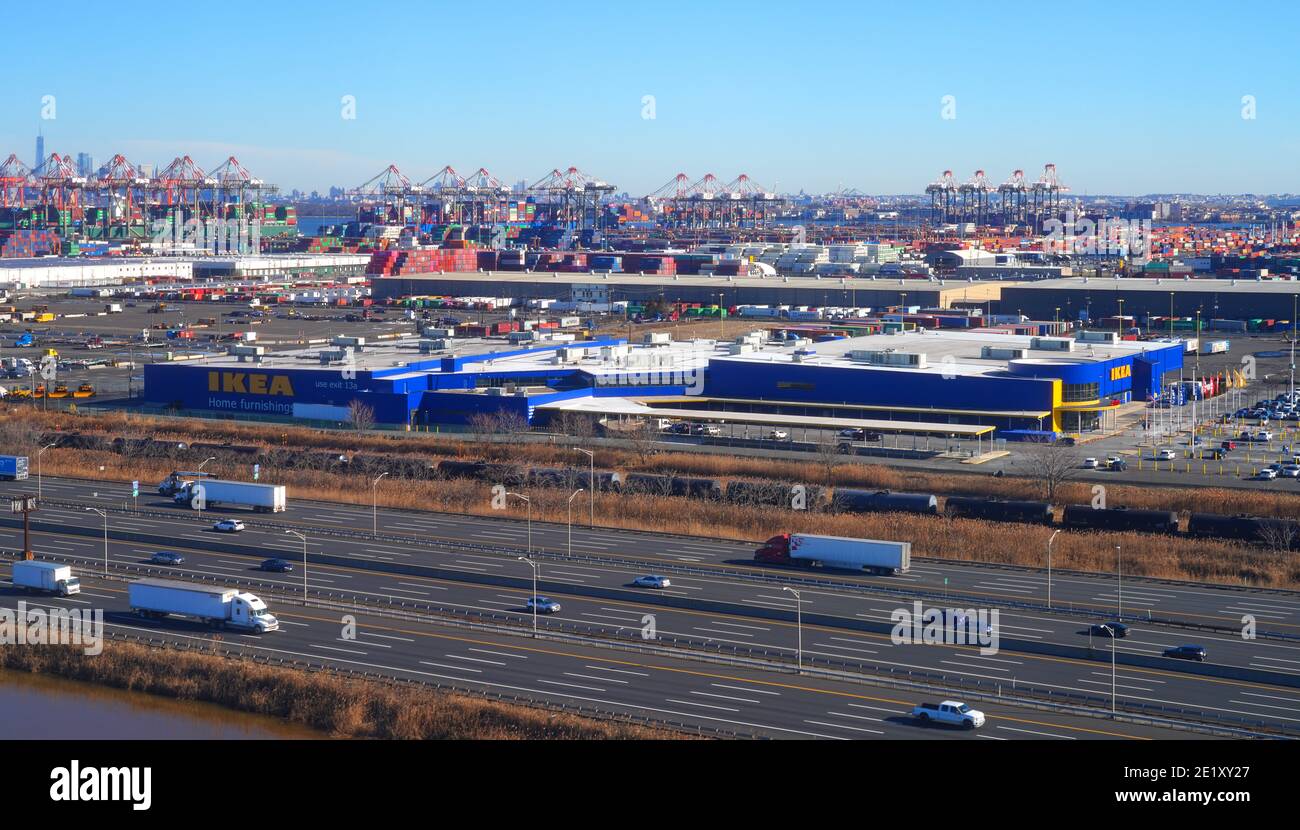 NEWARK, NJ -7 JAN 2021- Luftaufnahme des New Jersey Turnpike, des IKEA Stores und des Hafens von Elizabeth in der Nähe des Newark Liberty International Airport (EW Stockfoto