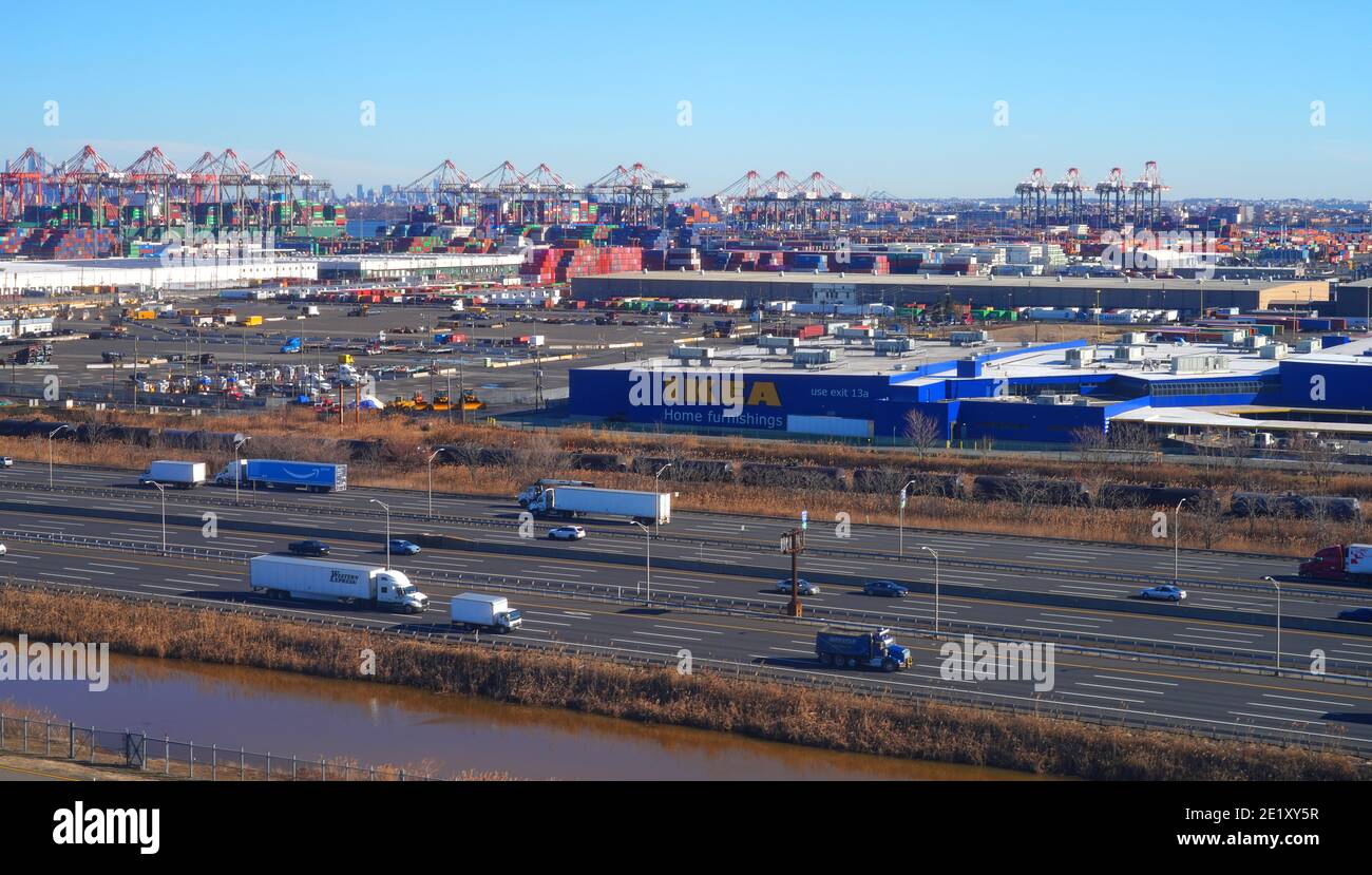 NEWARK, NJ -7 JAN 2021- Luftaufnahme des New Jersey Turnpike, des IKEA Stores und des Hafens von Elizabeth in der Nähe des Newark Liberty International Airport (EW Stockfoto