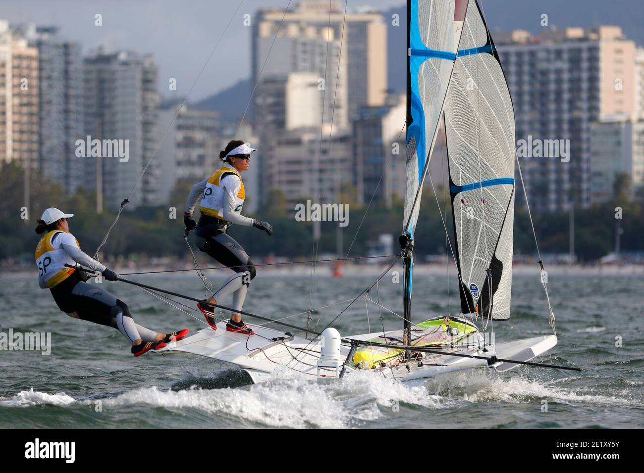 Segeln Rio 2016 Olympische Spiele. Die spanischen Mannschaftsegler Tamara Echegoyen und Berta Betanzos. Spanisches Boot, 49er FX Klasse in Guanabara Bucht. Rio de Janeiro. Stockfoto