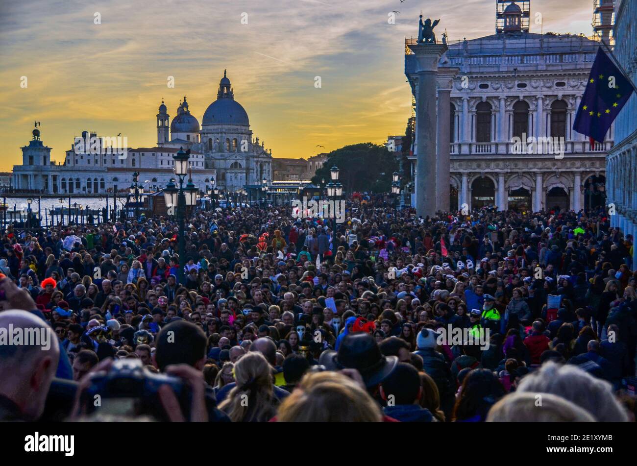 Menschen von allen Orten schließen sich Venedig an, um den Karneval zu feiern Zeit Stockfoto