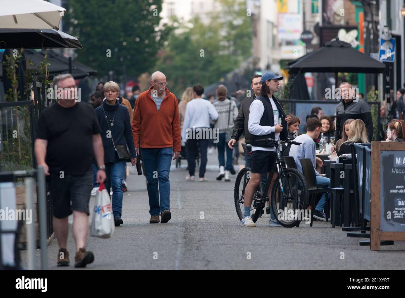 Liverpool, Großbritannien - September 29 2020: Menschen im Stadtzentrum von Liverpool am Dienstag, wo die Infektionsrate derzeit über 260 pro 100,000 liegt. Stockfoto