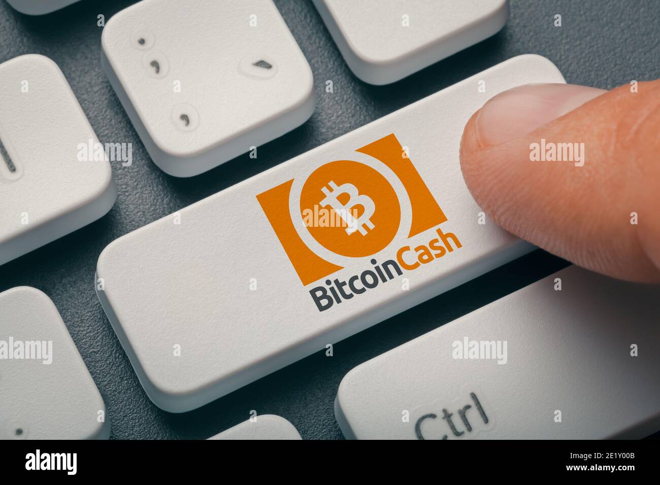 Finger drücken Computer-Taste mit Bitcoin Cash-Logo. Kryptowährung Konzept Stockfoto