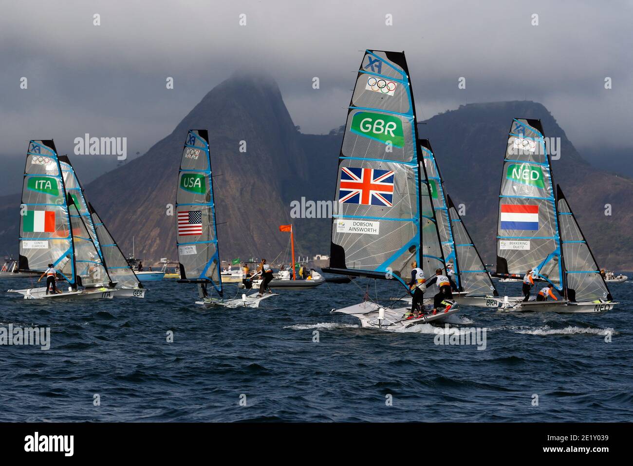 Segeln bei den Olympischen Spielen 2016 in Rio. USA, Niederlande, Großbritannien und Italien Damen 49er FX Klasse Skiff Segelbootteams bei Rennen Start in Guanabara Bucht Stockfoto