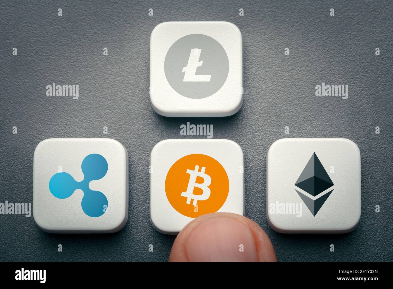 Finger drücken Cursor-Taste mit Bitcoin-Symbol. ethereum, Welligkeit und Litecoin-Logos auf anderen Cursor-Tasten auf der Tastatur. Cryprocurrency-Konzept Stockfoto