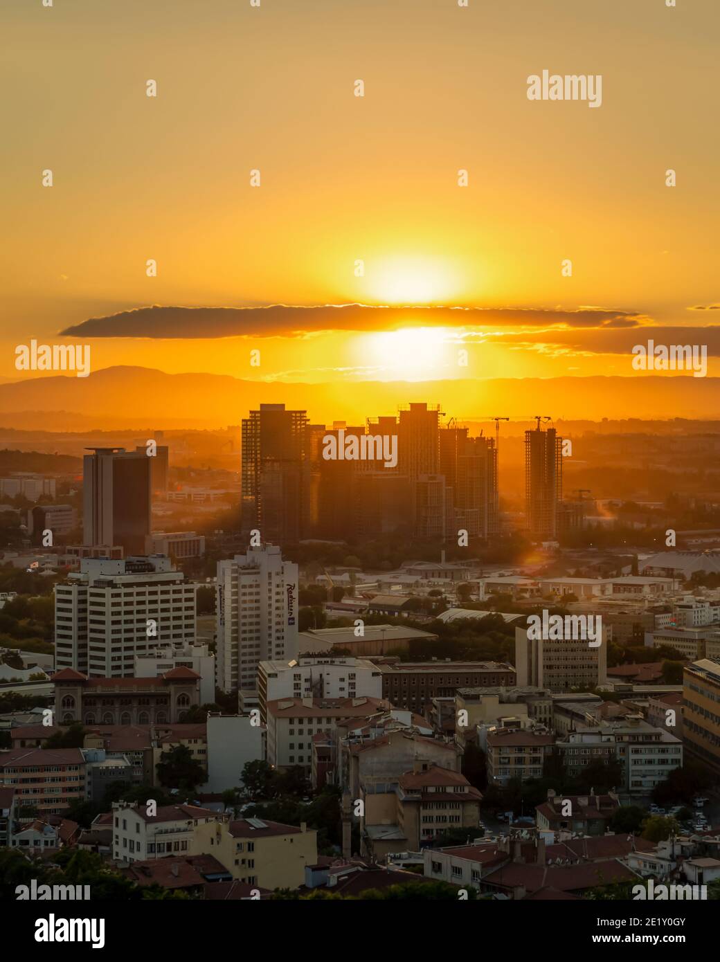 Ankara, Türkei-9. September 2020: Gebäude im Bau bei Sonnenuntergang. Stockfoto