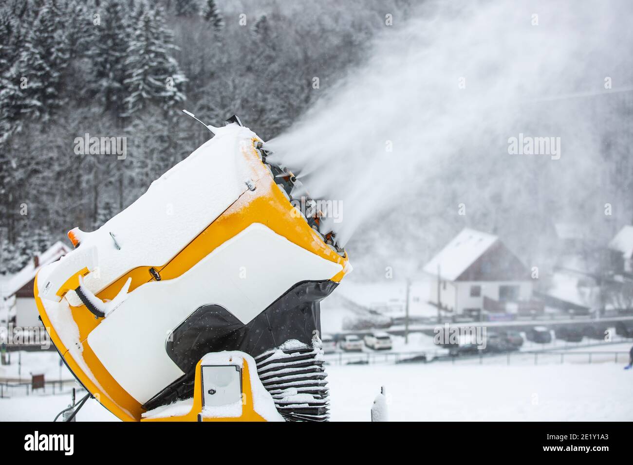 Schneekanone, Maschine oder Gewehr schneit die Pisten oder Berg für Skifahrer und Snowboarder, Kunstschnee Stockfoto