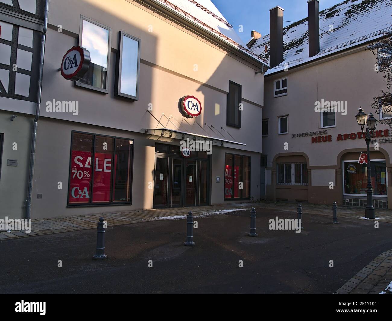 Sigmaringen, Deutschland - 01-09-2021: Vor dem Bekleidungsgeschäft von C und A, einer multinationalen Fast-Fashion-Kette in der Textilindustrie, im Stadtzentrum. Stockfoto