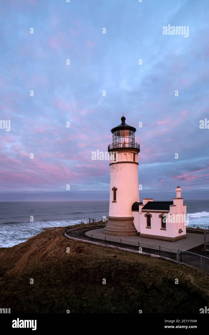 WA20019-00..... WASHINGTON - Sonnenaufgang mit North Head Leuchtturm im Cape Disappointment State Park. Stockfoto