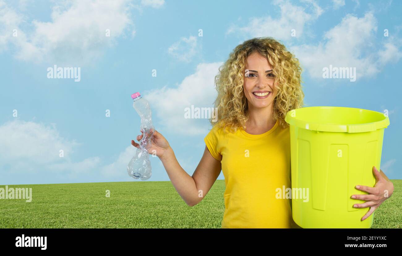 Frau ist bereit, eine Plastikflasche in die Mülltonne zu stellen. Stockfoto