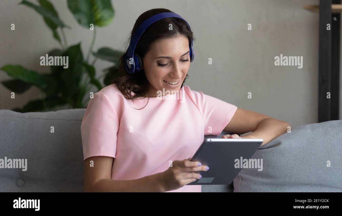 Happy indian Arabisch Frau in Kopfhörer verwenden Tablet Stockfoto