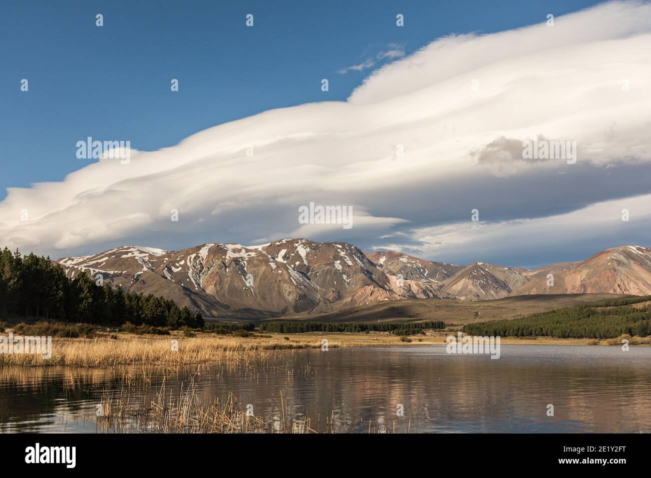 Landschaftsansicht von linsenförmigen Wolken über dem See während des Nachmittags in Esquel, Patagonien, Argentinien Stockfoto