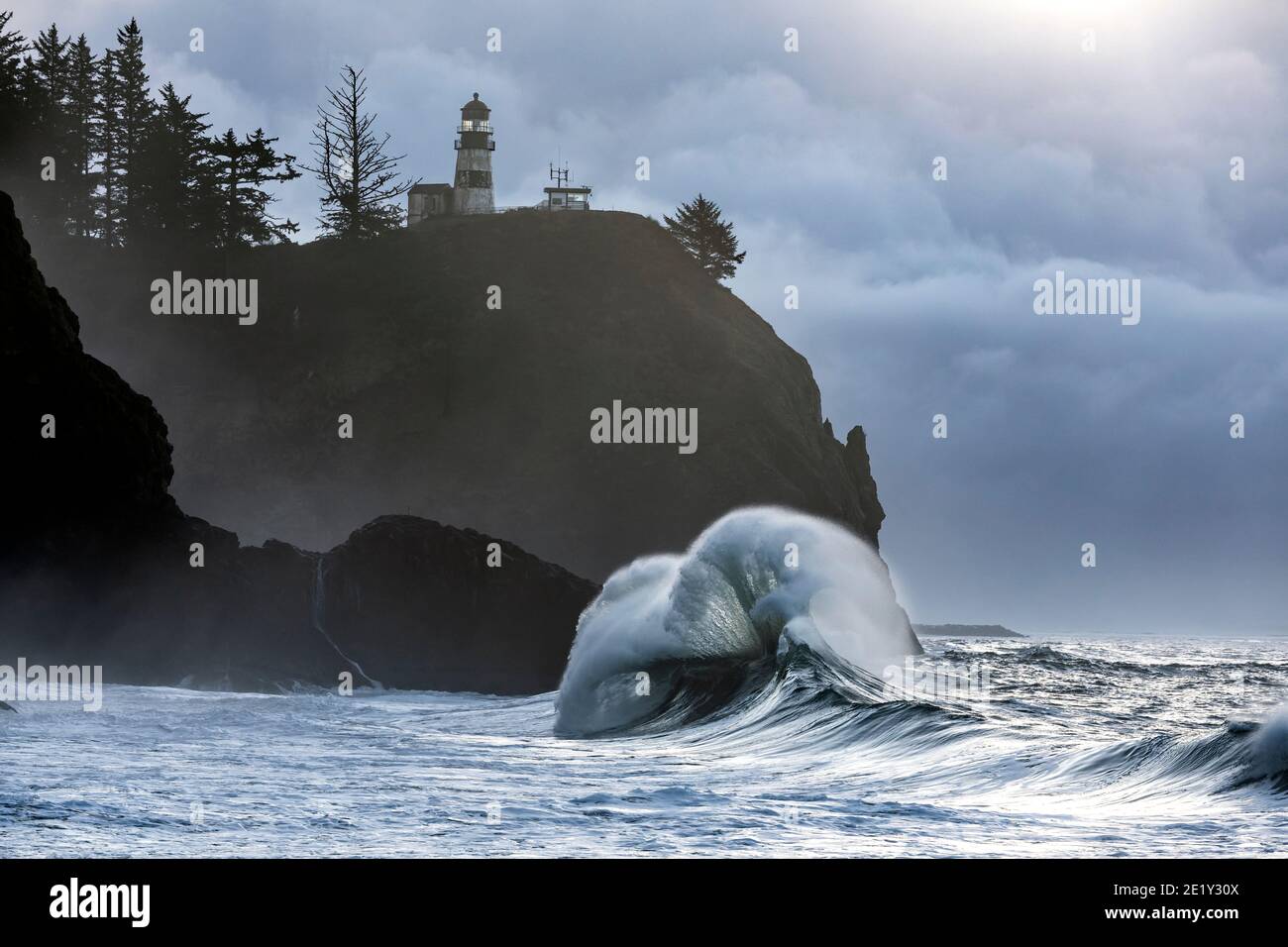 WA20040-00..... WASHIHGTON - Brandung am Cape Disappointment Lighthouse in der Nähe des Ausflusses des Columbia River im Cape Disappointment State Park. Stockfoto