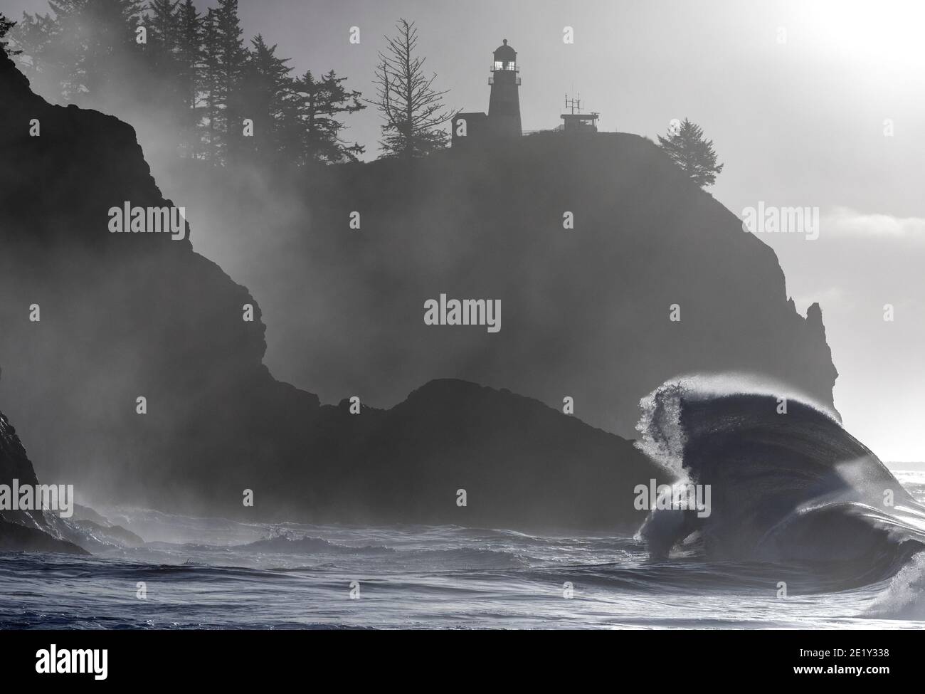 WA20041-00..... WASHIHGTON - Brandung am Cape Disappointment Lighthouse in der Nähe des Ausflusses des Columbia River im Cape Disappointment State Park. Stockfoto