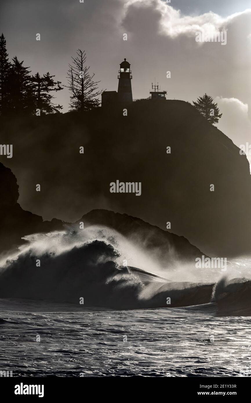 WA20042-00..... WASHIHGTON - Brandung am Cape Disappointment Lighthouse in der Nähe des Ausflusses des Columbia River im Cape Disappointment State Park. Stockfoto