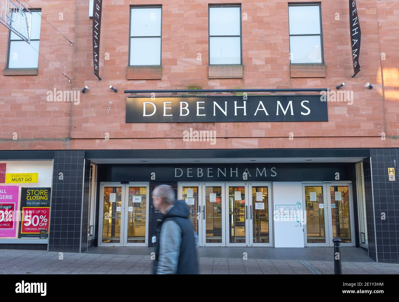 Der Debenhams-Laden in Dumfries, Schottland, wurde dauerhaft geschlossen. Foto am 2. Januar 2021 in der High Street während der covid-Pandemie. Stockfoto