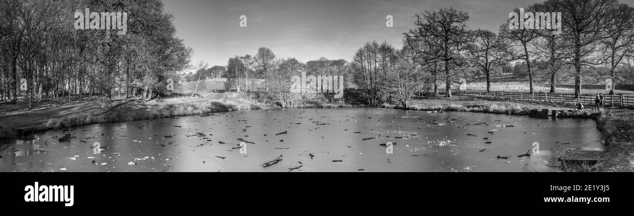 Gefrorene Teiche in Hardwick Hall, Debyshire. Stockfoto