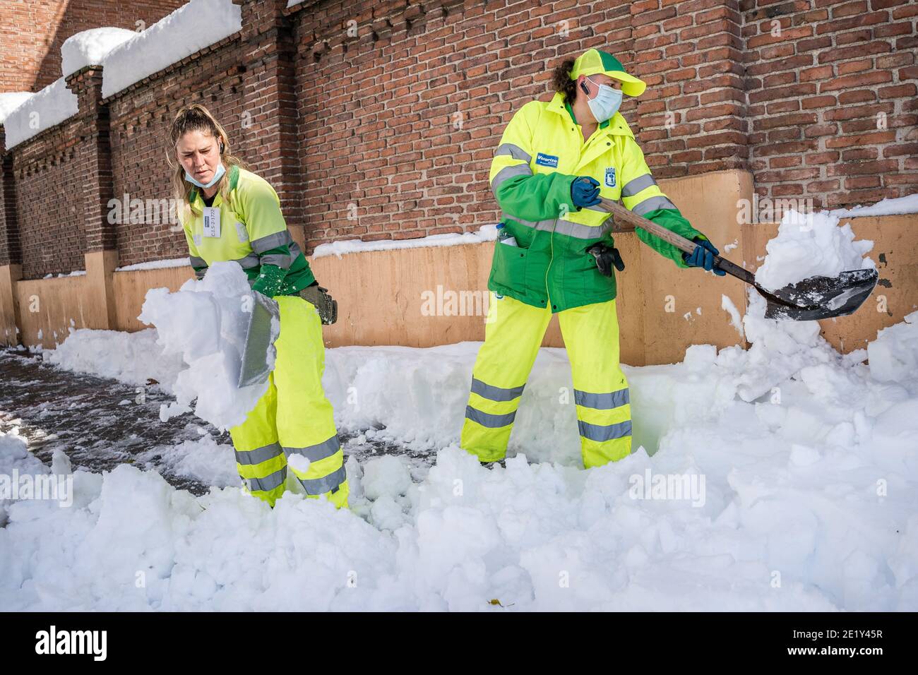 Die Arbeiter der Stadt Madrid bemühen sich, den Schnee auf der Straße zu räumen, die zum Krankenhaus Gregorio Marañon führt.der Schneesturm Filomena trifft Spanien stark und lässt die Hauptstadt teilweise gelähmt. Die Gemeinde Madrid ist durch den starken Schneefall zusammengebrochen, und die Bürger sind über Nacht in ihren Fahrzeugen gefangen, Hunderte von umgestürzten Bäumen, das Risiko von Schäden an Gebäuden, blockierten Straßen und Autobahnen, sehr begrenzte Transportmöglichkeiten, Rettungsdienste können nicht helfen und das notwendige Personal kann nicht zu ihren Arbeitsplätzen gehen. Der Bürgermeister von Madrid, José Luis Martínez-Almeida, hat die Bürger aufgefordert, dies nicht zu verlangen Stockfoto