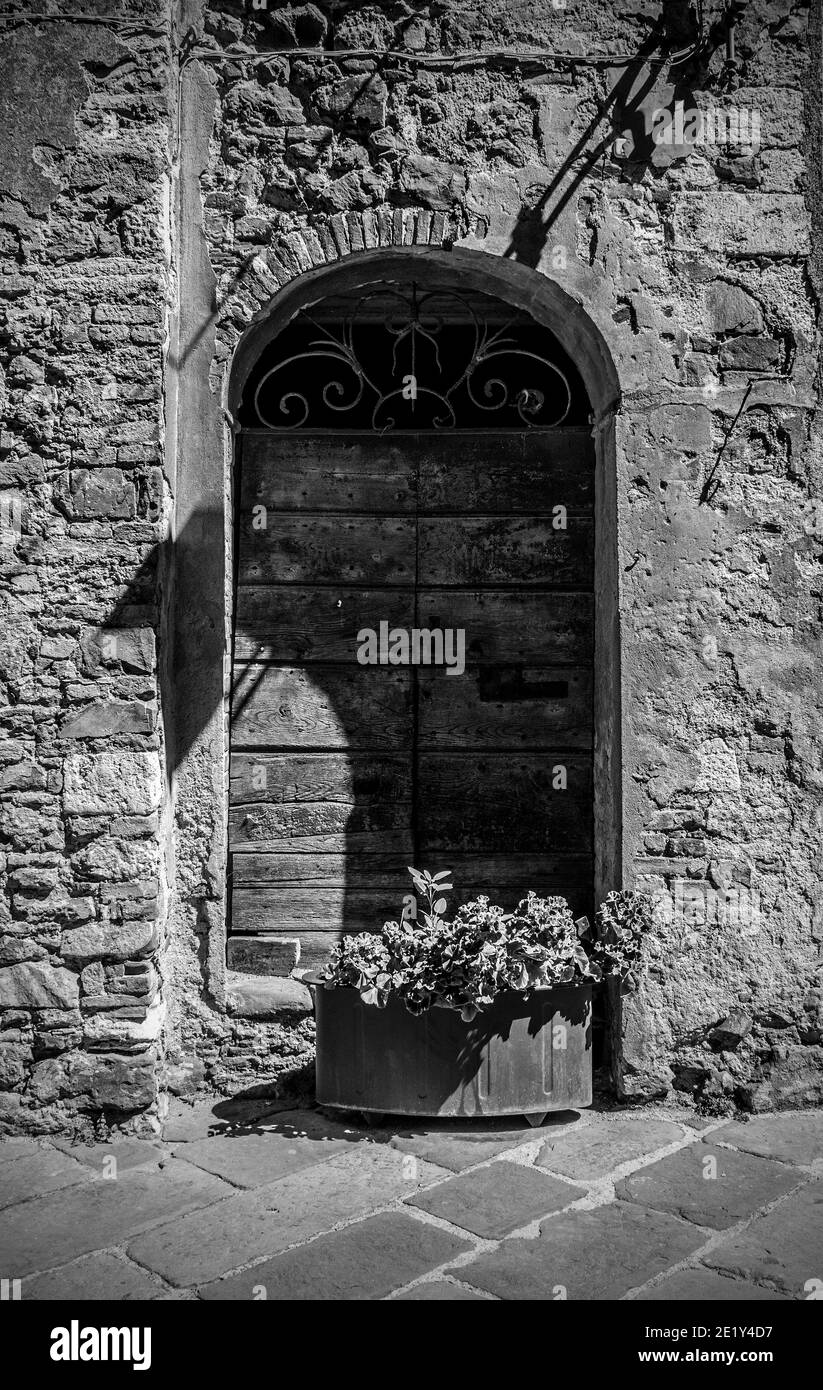 Eine Tür in einem historischen stillgelegt Steingebäude in der Ortschaft Montemerano in der Nähe von Manciano in Grosseto Provinz, Toskana, Italien Stockfoto