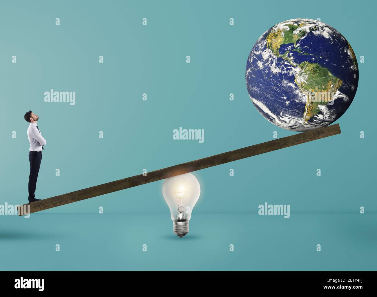 Geschäftsmann nutzt eine Glühbirne Ad-Hebel, um die Welt zu heben. Erde bereitgestellt von NASA. Cyanfarbener Hintergrund Stockfoto