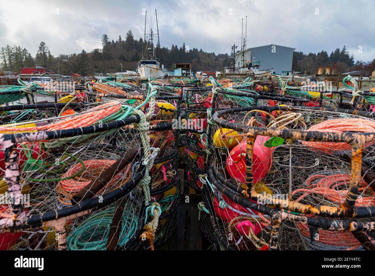 WA20065-00...WASHIHGTON - Krabbenbehälter im Hafen von Ilwaco in der Nähe der Mündung des Columbia River. Stockfoto