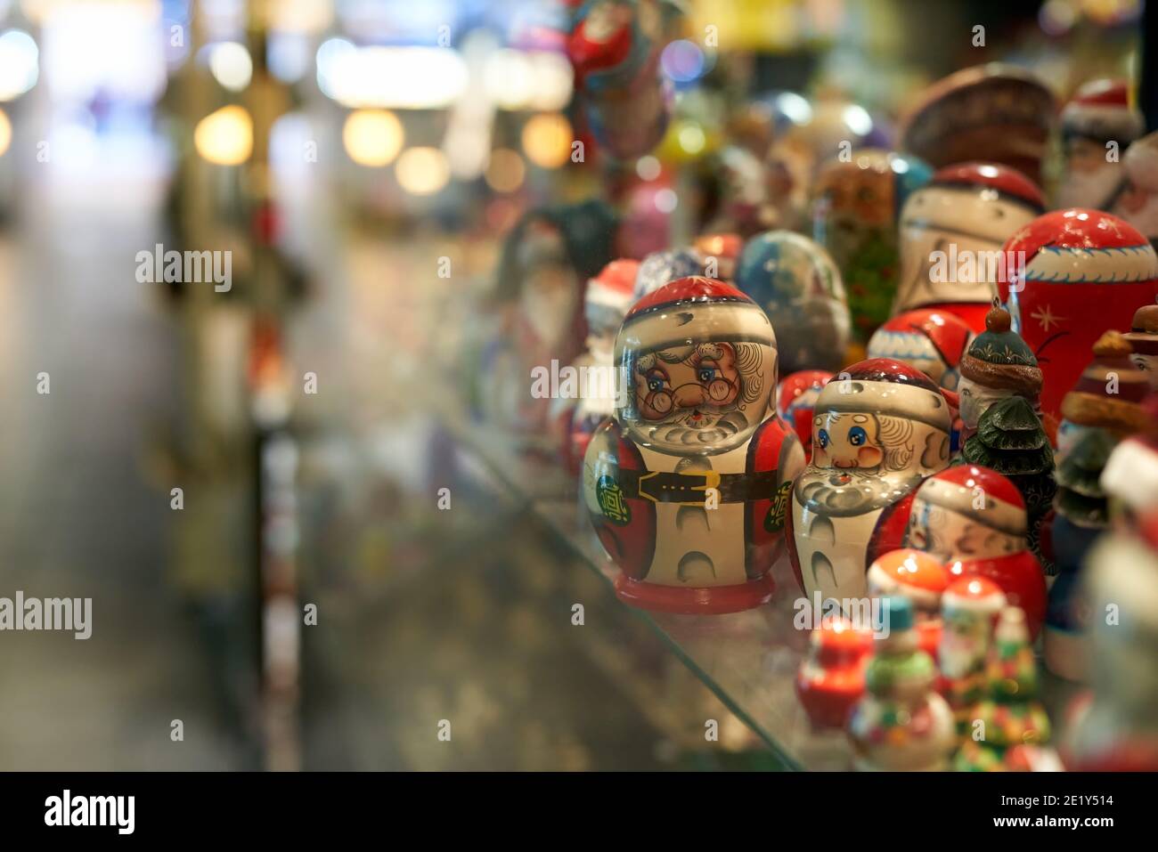 Spielzeug auf dem regal -Fotos und -Bildmaterial in hoher Auflösung – Alamy