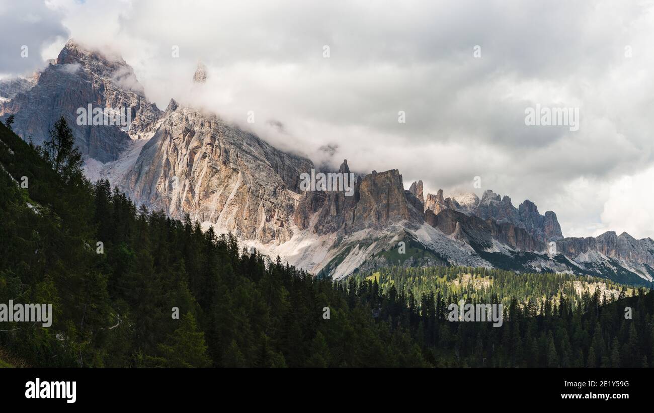 Berge bedeckt mit Wolken, Italien Stockfoto