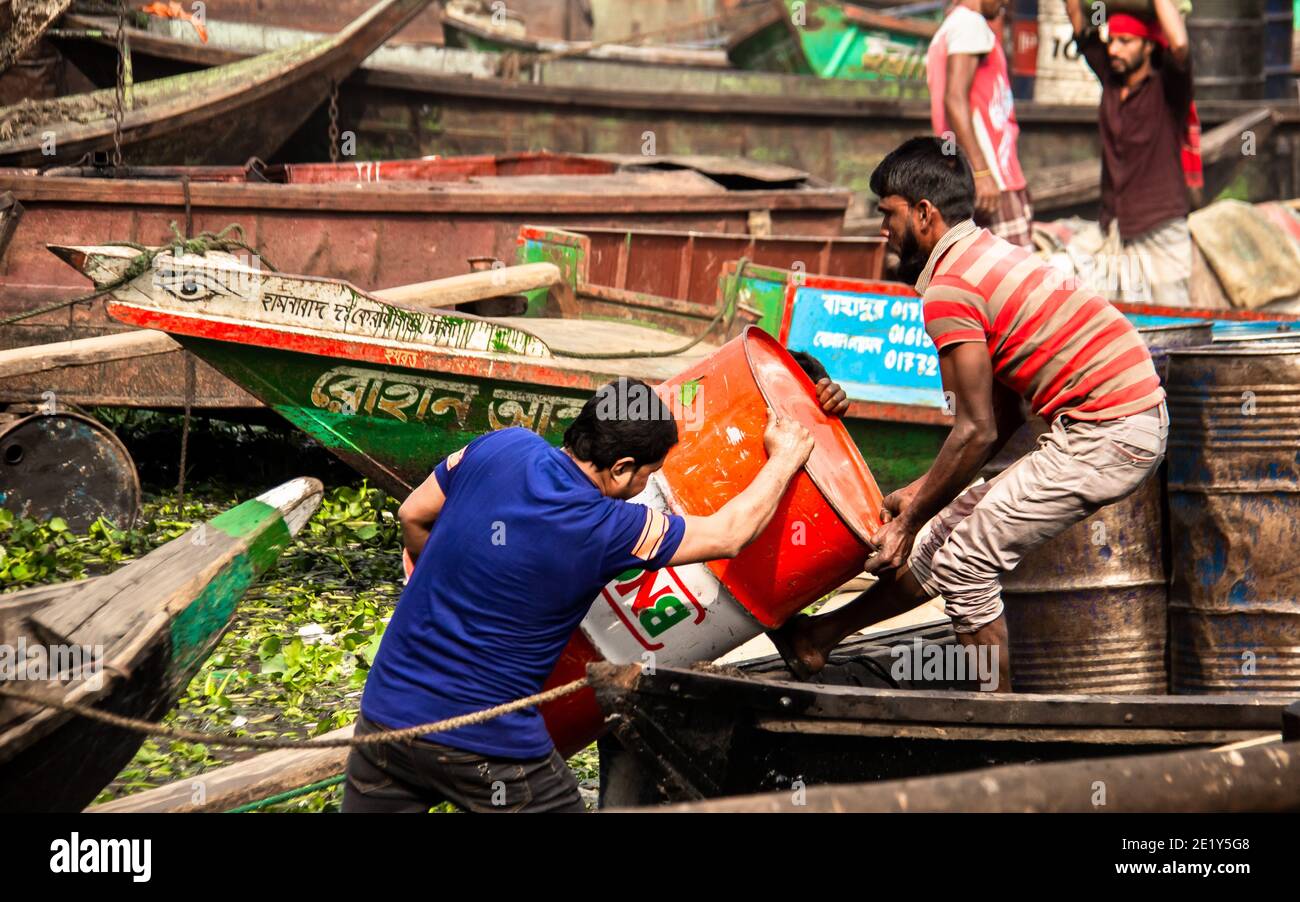 Lasst uns für diejenigen beten, die hart arbeiten Bild von Burigongga Flussufer, Dhaka, Bangladesch, Asien Stockfoto