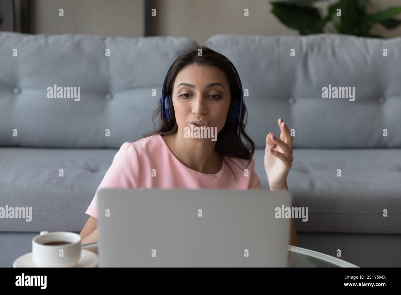 Indische arabische Frau sprechen auf Videoanruf auf Laptop Stockfoto