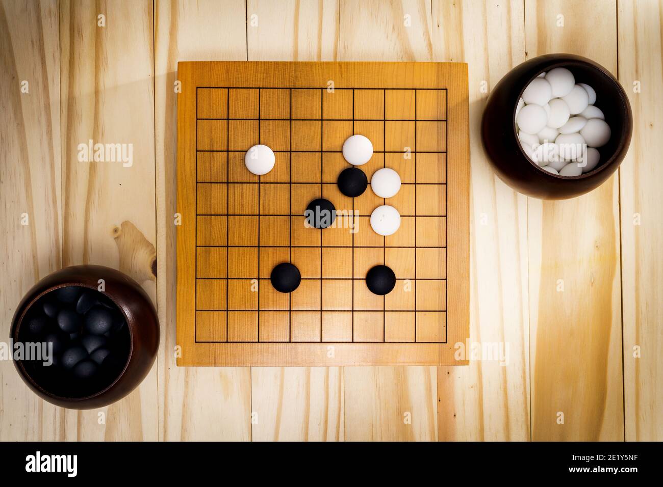 Go Game, Goban, Baduk oder Weiqi (chinesisches Brettspiel) Hintergrund Stockfoto